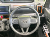 インテリアに合わせたデザインのステアリングは、運転される方のことも考え、運転しやすい形状、大きさです。是非一度、実際に触ってお確かめください。