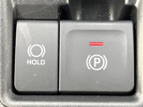 【電動パーキングブレーキ】パーキングブレーキは便利な電動式!ボタン一つで操作でき、アクセルを踏めば自動で解除されます♪レバーやペダルが無いので運転席廻りもすっきりしますね♪