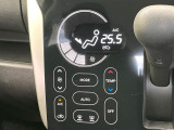 【オートエアコン】一度お好みの温度に設定すれば、車内の温度を検知し風量や温度を自動で調整。暑い&hellip;寒い&hellip;と何度もスイッチ操作をする必要はありません。快適な車内空間には必須の機能ですね♪