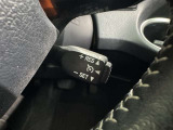 クルーズコントロール機能が付いています。 速度を設定するとアクセルを踏まなくても一定の速度で走ることができます。  高速道路ではとても便利な装置なんです。