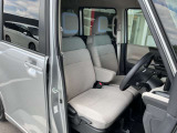 アームレストも付いてます!!ベンチシートタイプなので横への移動も楽ですよ。