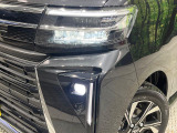 【LEDヘッドライト】悪天候や夜間走行時も良好な視界を確保し安心して運転できる高輝度LEDヘッドライトを装備!点灯速度が早く、消費電力も抑えられています。
