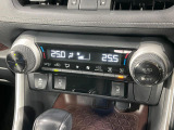 【シートヒーター】寒い日に重宝するシートヒーター!エアコンより早く温まってくれるので寒がりの人も安心ですね♪エアコンの温風は乾燥するから苦手、という方にもをおすすめです。