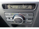 ★エアコンはオートタイプが装着済みです!オートモードにしておけば、車内温度を設定するだけで風の料や吹き出し口の切り替えを機械が行ってくれます!一年中快適な環境を作れますよ♪