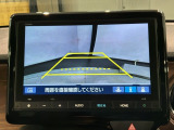 リバースギアに入れるだけで後方の表示へ切り替わります。夜間や雨の日の駐車も楽になりますよ。