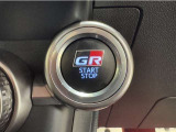GR専用エンジンスタートボタンです。キーが車内にあれば、エンジンの始動・停止はブレーキを踏んでスイッチを押すだけ!キーを取り出す手間を省き、ワンプッシュでエンジンを操作するので簡単でスムーズです。