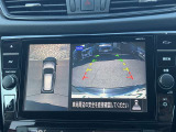 【アラウンドビューモニター】4つのカメラ映像を合成して上空から見下ろしているかのような映像をモニターして駐車をサポートします。