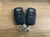 【スマートキー】 スマートキーを携帯していれば、ドアハンドルのボタンを押してロックの解除ができ、パワースライドドアもワンタッチで開閉できます。