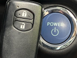 【スマートキー】カバンやポケットに入れたままでもドアの施錠・解錠が可能なスマートキーを装備。エンジンのオン・オフ時もカギを取り出す必要が無いからとっても便利です♪