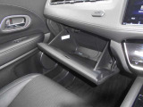 必需品の保険証や車検証の他に、お好きなCD・DVDやサングラスなど小物を収納できます。意外と大切な部分なんですよ。