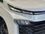 【LEDヘッドライト】悪天候や夜間走行時も良好な視界を確保し安心して運転できる高輝度LEDヘッドライトを装備!点灯速度が早く、消費電力も抑えられています。
