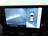【全周囲モニター】車を上空から見下ろしたような映像をカーナビ画面に映し出し、車庫入れや縦列駐車をサポートしてくれます。