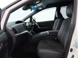 厚みがあって、座り心地のいいソファのようなシート。運転席も助手席もリラックスしてゆったりと座れます。