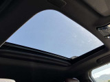 室内に心地いい解放感を。パノラマムーンルーフ付きです。キャンプで星空を眺められます!