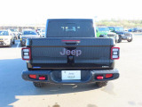 大きな「Jeep」エンブレムが印象的です。