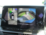 多彩なナビ機能に加えて、アラウンドビューモニターの画像も大画面に映し出されます。周囲の状況をもっと確認しやすくなり、駐車が楽に安心して行えます。