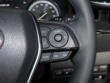 ステアリングスイッチ付きで、運転中に視線を前に向けたまま操作できます。