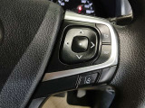 ステアリングには運転中でも簡単に操作できる各種スイッチついてます