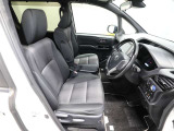 ゆったり室内で運転もしやすいです♪使い勝手の良い配置も考えられています!!