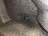 ラゲージルーム内にはアクセサリーコンセント(AC100V・1500W)が設置されています。災害などによる非常時に電力が必要なときに給電可能です。