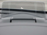 運転視界の遠方上方に虚像を投影することで前を見ながら情報の視認ができます。本当にドライバーが必要な情報を適切に伝え、楽しんで頂くことを考えた新世代装備です。※虚像は1.5m前方に浮かぶイメージです。