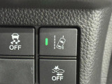 【HondaSENSING:路外逸脱抑制機能】約60km/h以上で走行中、システムが車線を検知。ディスプレー表示とステアリング振動で注意を促すと共に、車線内へ戻るようステアリング操作を支援します。
