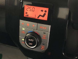 オートエアコンです。車内を快適な状態に自動調整してくれます。また、駐車時などイグニッションOFF状態の時に外気モードになるので、車内のこもり臭を防いでくれます。