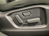 運転席にはパワーシートを装備!シート位置を記憶するメモリー機能付きなのでご夫婦で2名分セットすると便利です♪