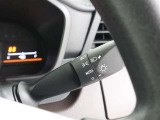周囲の明るさをセンサーでキャッチして、ヘッドライトを自動的に点けてくれる賢い機能です!