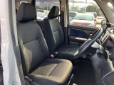 高いホールド性で運転姿勢が安定します。長距離ドライブでも疲れにくいのが魅力です。快適なドライビングライフをお送りください♪