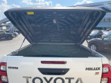 【トノカバー】デッキに積み込んだ荷物を雨風や盗難のリスクから守るトノカバーを装備。気兼ねなく荷物を積み込んでお使いいただけます。