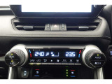 ★運転席と助手席でそれぞれお好みに合わせて温度設定が行えるフルオートエアコンです。外気温や室温、日射量を感知し、吹き出し温度、風量を緻密に制御します