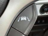 【車線逸脱抑制制御機能】車線からはみ出しそうな時、ブザーとメーター内表示でお知らせします。車線内に戻すよう、ステアリング操作をアシストします。機能には限界があるためご注意ください。