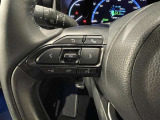 【ステアリングスイッチ】運転中に視線を前に向けたまま画面の操作できます。
