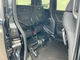 後席シートを跳ね上げれば背の高い荷物もらくらく!!