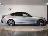 ☆BMWの前後重量配分50:50はエンジン自体をフロントタイヤよりも後ろにずらし、通常はエンジンルーム内に搭載される重量物であるバッテリーをトランクに移動させるなどして実現されています☆