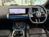 コックピットは、BMWらしくセンター・コンソールがドライバーに向けて傾けられた設計になっています。