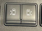 【両側パワースライドドア】スマートキーや運転席のスイッチで後席両側スライドドアの開閉が可能♪電動だから力を入れてドアを開ける必要が無く、小さなお子様でも簡単に開け閉めでき快適です♪