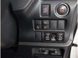 お車のキーはスマートキーです。キーを身につけた状態で車に近づき、ドアロックの解錠や施錠操作が出来ます。雨の日など両手がふさがっている時など、とっても便利ですね。