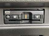 【ETC】有料道路を利用する際に料金所で停止することなく通過できる、ETC車載器(ノンストップ自動料金収受システム機器)が装備されています。セットアップを行うことで利用可能になります。