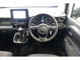 スポーティームード溢れる運転席周りですね。 クイックなドライビングに対応できるよな運転席回りになっています。 ドライブがますます楽しくなりますね!