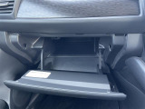【グローブボックス】大容量のグローブボックスです!!車検証ケース他、日頃使う小物類の収納スペースもたくさんあります!