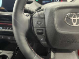 【ステアリングスイッチ】運転中に視線を前に向けたまま画面の操作できます。