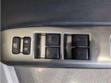 パワーウィンドウのスイッチですよ。 運転席に居ながら窓を開け閉めのコントロールできますよ。 ロック機能で、子供がイタズラして窓を開けるという事も無くなりますよ。