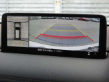 車体の大きいCX-8でも、狭い駐車場やT字路での取り回しが劇的に楽になる『360&deg;ビューモニター』を完備。上空から見下ろす全周囲カメラと障害物センサーの連携で、あらゆる死角をカバーします。