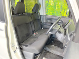 運転席まわりには十分なスペースがあり、大柄な方でもゆったり運転していただける環境です。