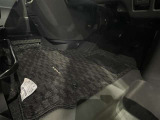 内装工程では、中古車を気持ちよくお乗りいただけるよう清掃しています。ニオイの元となるフロアカーペットまで洗浄・消臭済み?
