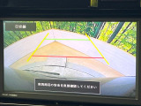 【バックカメラ】駐車時に後方がリアルタイム映像で確認できます。大型商業施設や立体駐車場での駐車時や、夜間のバック時に大活躍!運転スキルに関わらず、今や必須となった装備のひとつです!