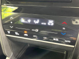 【オートエアコン】一度お好みの温度に設定すれば、車内の温度を検知し風量や温度を自動で調整。暑い&hellip;寒い&hellip;と何度もスイッチ操作をする必要はありません。快適な車内空間には必須の機能ですね♪