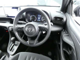 【運転席まわり】・・・ハンドルやシートなども隅々までクリーニング済み。キレイな車内でドライブがより一層快適にお楽しみいただけると思います。